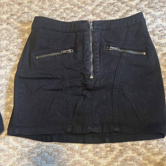 Skirt size 6 with zips on the front - Picture 1 of 2